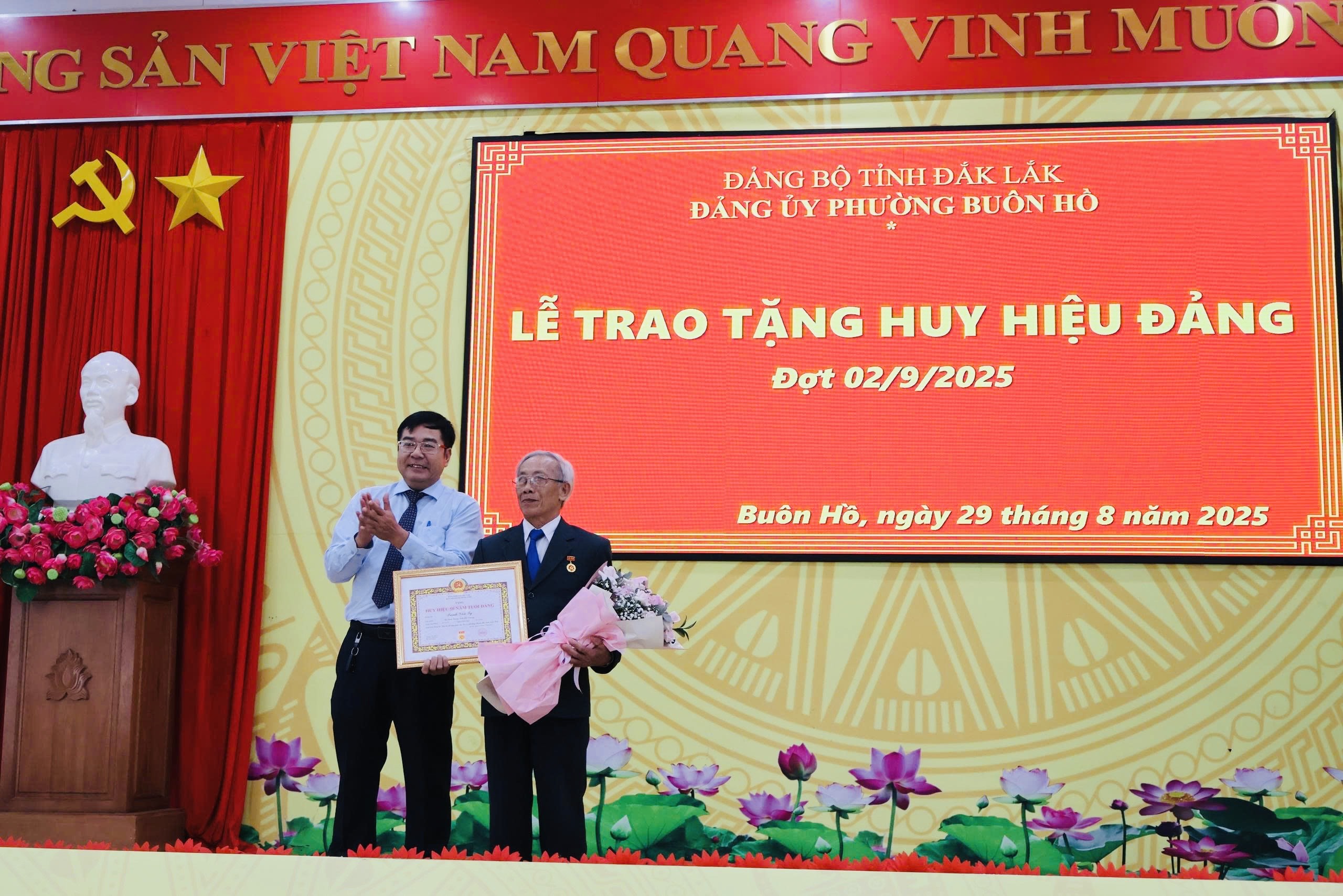 Đảng ủy phường Buôn Hồ trao tặng Huy hiệu Đảng đợt 2/9/2025